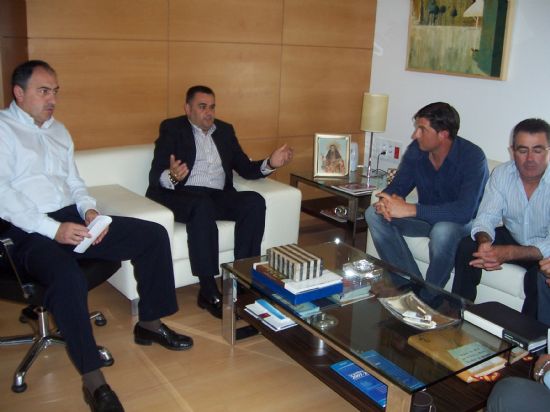 AUTORIDADES MUNICIPALES SE REÚNEN CON REPRESENTANTES DE LAS SOCIEDADES DE CAZADORES DE TOTANA Y EL PARETÓN PARA ABORDAR CUESTIONES QUE AFECTAN A ESTE SECTOR (2008), Foto 3