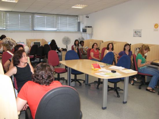SE CLAUSURA EL CURSO “INFORMÁTICA BÁSICA E INTERNET PARA MUJERES” IMPARTIDO EN EL ALA DEL CENTRO DESARROLLO LOCAL, Foto 2