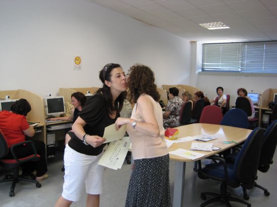 SE CLAUSURA EL CURSO “INFORMÁTICA BÁSICA E INTERNET PARA MUJERES” IMPARTIDO EN EL ALA DEL CENTRO DESARROLLO LOCAL, Foto 4