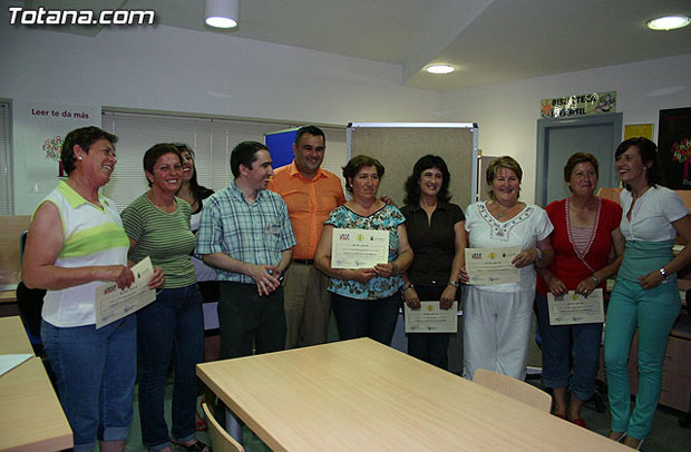 CLAUSURAN EL CURSO DE “INFORMÁTICA BÁSICA E INTERNET” CON LA ENTREGA DE DIPLOMAS A LAS MUJERES DE LA ASOCIACIÓN DE AMAS Y AMOS DE CASA “IGUAL-DA” DE EL PARETÓN, Foto 1