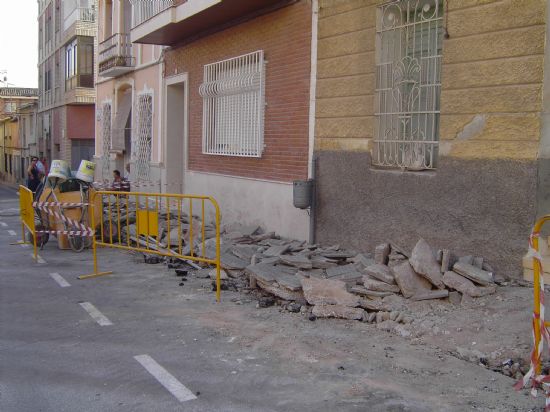 LA CONCEJALÍA DE OBRAS E INFRAESTRUCTURAS MUNICIPALES COMIENZA LAS OBRAS DE REGENERACIÓN DE ACERAS EN LA CALLE LA MONJA, Foto 1