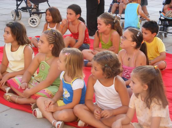 NUMEROSOS NIÑOS Y NIÑAS SE DIVIERTEN CON ACTIVIDADES INFANTILES EN “LA TARDE DE TALLERES”, UNA ACTIVIDAD QUE SE DESARROLLARÁ A LO LARGO DE LA SEMANA EN LA PLAZA DE LA BALSA VIEJA, Foto 1