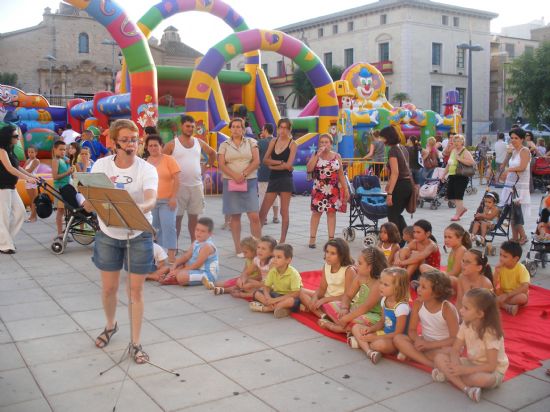 NUMEROSOS NIÑOS Y NIÑAS SE DIVIERTEN CON ACTIVIDADES INFANTILES EN “LA TARDE DE TALLERES”, UNA ACTIVIDAD QUE SE DESARROLLARÁ A LO LARGO DE LA SEMANA EN LA PLAZA DE LA BALSA VIEJA, Foto 2