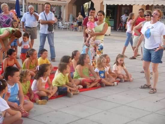 NUMEROSOS NIÑOS Y NIÑAS SE DIVIERTEN CON ACTIVIDADES INFANTILES EN “LA TARDE DE TALLERES”, UNA ACTIVIDAD QUE SE DESARROLLARÁ A LO LARGO DE LA SEMANA EN LA PLAZA DE LA BALSA VIEJA, Foto 3