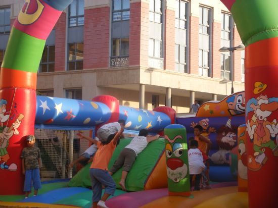 NUMEROSOS NIÑOS Y NIÑAS SE DIVIERTEN CON ACTIVIDADES INFANTILES EN “LA TARDE DE TALLERES”, UNA ACTIVIDAD QUE SE DESARROLLARÁ A LO LARGO DE LA SEMANA EN LA PLAZA DE LA BALSA VIEJA, Foto 4
