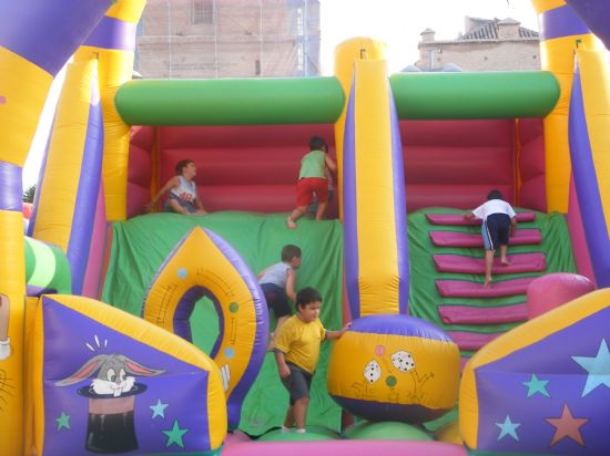 NUMEROSOS NIÑOS Y NIÑAS SE DIVIERTEN CON ACTIVIDADES INFANTILES EN “LA TARDE DE TALLERES”, UNA ACTIVIDAD QUE SE DESARROLLARÁ A LO LARGO DE LA SEMANA EN LA PLAZA DE LA BALSA VIEJA, Foto 5