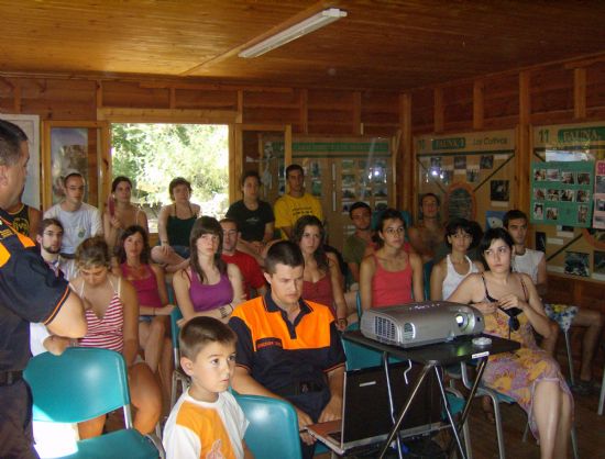 PROTECCIÓN CIVIL DE TOTANA IMPARTE UNA CHARLA SOBRE EL CALOR Y SUS EFECTOS EN EL CAMPAMENTO INTERNACIONAL DE TRABAJO DE LAS ALQUERÍAS, Foto 1