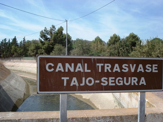 IU DENUNCIA QUE MILES DE PECES AGONIZAN EN LOS SIFONES DEL CANAL DEL TRASVASE, A SU PASO POR TOTANA, ANTE LA INDIGNACIÓN DE VECINOS Y LA PASIVIDAD DE RESPONSABLES MUNICIPALES Y DE CONFEDERACIÓN, Foto 1