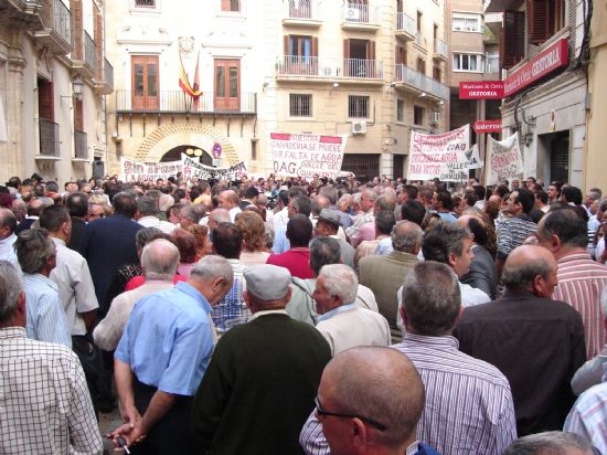 REGANTES Y POLÍTICOS DE TOTANA SE CONCENTRAN ANTE LA CONFEDERACIÓN HIDROGRÁFICA DEL SEGURA PARA PEDIR AGUA PARA LOS CULTIVOS DEL VALLE DEL GUADALENTÍN, Foto 1