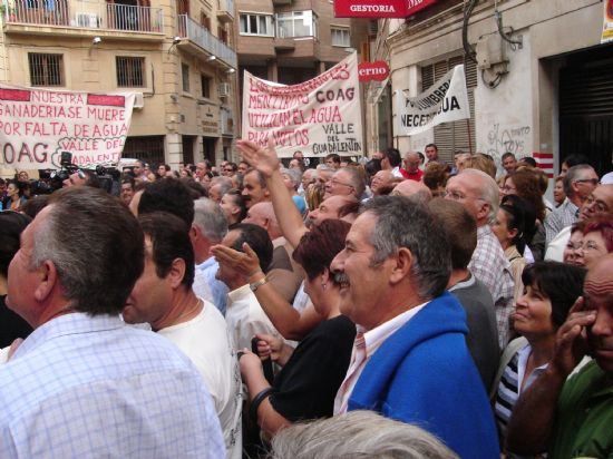 REGANTES Y POLÍTICOS DE TOTANA SE CONCENTRAN ANTE LA CONFEDERACIÓN HIDROGRÁFICA DEL SEGURA PARA PEDIR AGUA PARA LOS CULTIVOS DEL VALLE DEL GUADALENTÍN, Foto 2