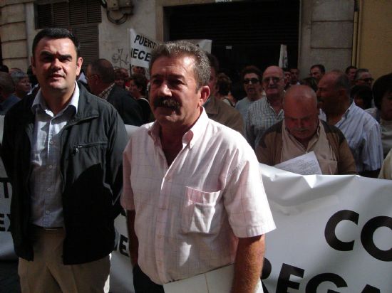 REGANTES Y POLÍTICOS DE TOTANA SE CONCENTRAN ANTE LA CONFEDERACIÓN HIDROGRÁFICA DEL SEGURA PARA PEDIR AGUA PARA LOS CULTIVOS DEL VALLE DEL GUADALENTÍN, Foto 4