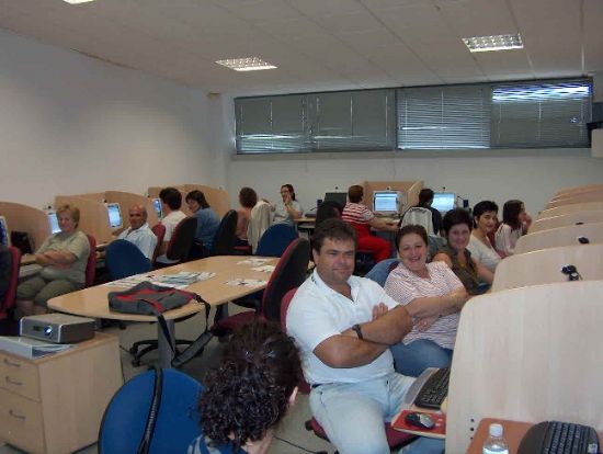 QUINCE DESEMPLEADOS DEL MUNICIPIO TOMAN SU PRIMER CONTACTO CON LA INFORMÁTICA A TRAVÉS DE UN CURSO DE INFORMATICA BÁSICA, Foto 1