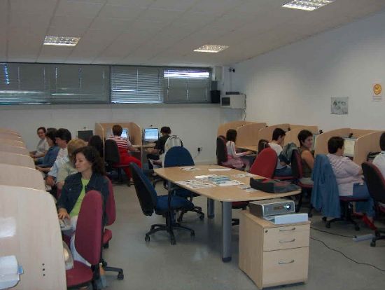 QUINCE DESEMPLEADOS DEL MUNICIPIO TOMAN SU PRIMER CONTACTO CON LA INFORMÁTICA A TRAVÉS DE UN CURSO DE INFORMATICA BÁSICA, Foto 2