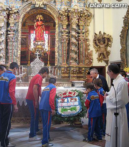 LA ESCUELA DEPORTIVA MUNICIPAL DE FÚTBOL DE TOTANA REALIZÓ UNA OFRENDA FLORAL A LA PATRONA SANTA EULALIA DE MÉRIDA, Foto 1