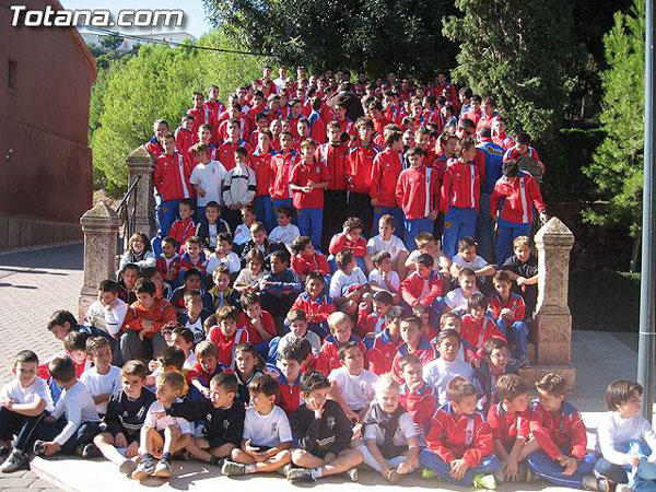 LA ESCUELA DEPORTIVA MUNICIPAL DE FÚTBOL DE TOTANA REALIZÓ UNA OFRENDA FLORAL A LA PATRONA SANTA EULALIA DE MÉRIDA, Foto 2