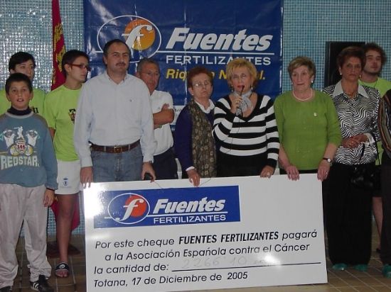 LA CONCEJALÍA DE DEPORTES RECAUDA 2.266,10 EUROS EN EL II MARATÓN ACUÁTICO A BENEFICIO DE LA AECC  , Foto 1