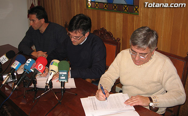 LA CONCEJALÍA DE INDUSTRIA Y EL IES JUAN DE LA CIERVA SUSCRIBEN CONVENIO PARA PROMOCIÓN NUEVAS FORMAS ENERGÍA RENOVABLES, Foto 2