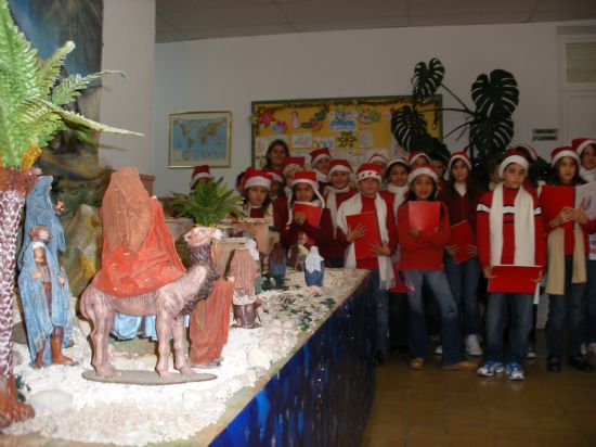 LA CONCEJAL DE CULTURA Y DIRECTIVOS DE LA ASOCIACIÓN LOCAL DE BELENISTAS VISITAN LOS BELENES REALIZADOS POR LOS ALUMNOS DE LOS DISTINTOS COLEGIOS DE TOTANA, Foto 2
