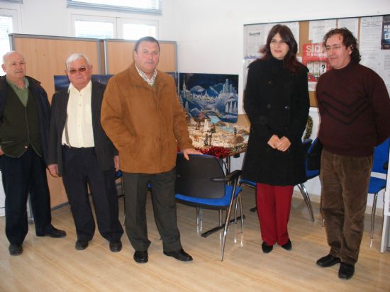 LA CONCEJAL DE CULTURA Y DIRECTIVOS DE LA ASOCIACIÓN LOCAL DE BELENISTAS VISITAN LOS BELENES REALIZADOS POR LOS ALUMNOS DE LOS DISTINTOS COLEGIOS DE TOTANA, Foto 3