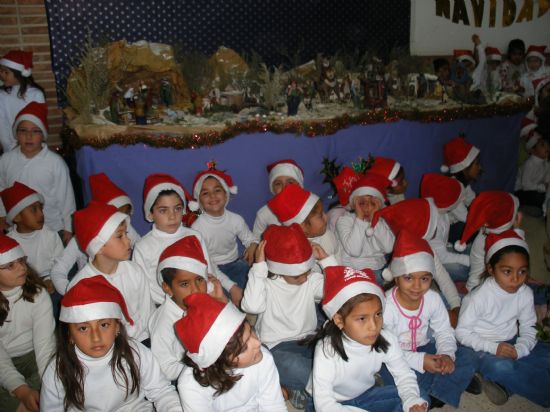LA CONCEJAL DE CULTURA Y DIRECTIVOS DE LA ASOCIACIÓN LOCAL DE BELENISTAS VISITAN LOS BELENES REALIZADOS POR LOS ALUMNOS DE LOS DISTINTOS COLEGIOS DE TOTANA, Foto 5