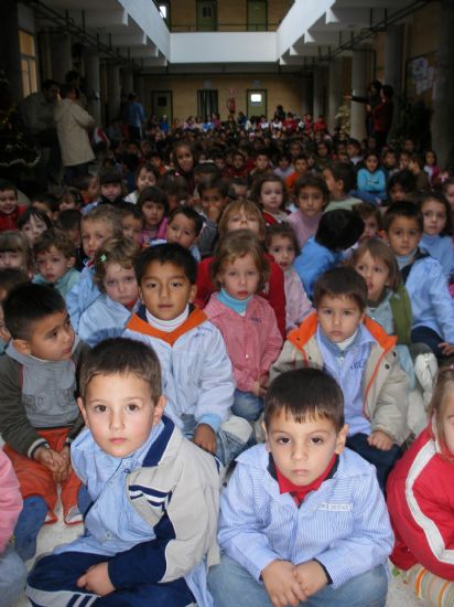 LA CONCEJAL DE CULTURA Y DIRECTIVOS DE LA ASOCIACIÓN LOCAL DE BELENISTAS VISITAN LOS BELENES REALIZADOS POR LOS ALUMNOS DE LOS DISTINTOS COLEGIOS DE TOTANA, Foto 9