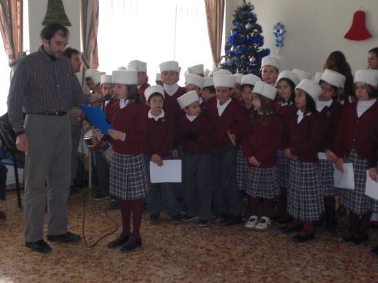 AUTORIDADES LOCALES Y ALUMNOS DEL C.P. “REINA SOFÍA” VISITAN A LOS MAYORES DE LA RESIDENCIA “LA PURÍSIMA” PARA FELICITARLES LA NAVIDAD CON VILLANCICOS Y LLEVARLES EL AGUINALDO (2007), Foto 1