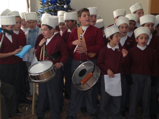 AUTORIDADES LOCALES Y ALUMNOS DEL C.P. “REINA SOFÍA” VISITAN A LOS MAYORES DE LA RESIDENCIA “LA PURÍSIMA” PARA FELICITARLES LA NAVIDAD CON VILLANCICOS Y LLEVARLES EL AGUINALDO (2007), Foto 2