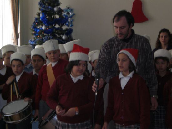 AUTORIDADES LOCALES Y ALUMNOS DEL C.P. “REINA SOFÍA” VISITAN A LOS MAYORES DE LA RESIDENCIA “LA PURÍSIMA” PARA FELICITARLES LA NAVIDAD CON VILLANCICOS Y LLEVARLES EL AGUINALDO (2007), Foto 3