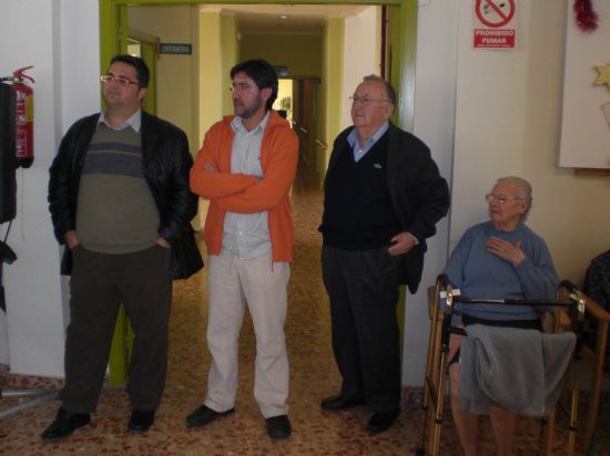 AUTORIDADES LOCALES Y ALUMNOS DEL C.P. “REINA SOFÍA” VISITAN A LOS MAYORES DE LA RESIDENCIA “LA PURÍSIMA” PARA FELICITARLES LA NAVIDAD CON VILLANCICOS Y LLEVARLES EL AGUINALDO (2007), Foto 4