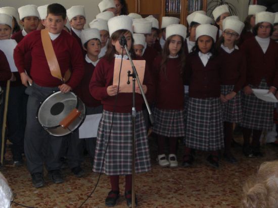 AUTORIDADES LOCALES Y ALUMNOS DEL C.P. “REINA SOFÍA” VISITAN A LOS MAYORES DE LA RESIDENCIA “LA PURÍSIMA” PARA FELICITARLES LA NAVIDAD CON VILLANCICOS Y LLEVARLES EL AGUINALDO (2007), Foto 5