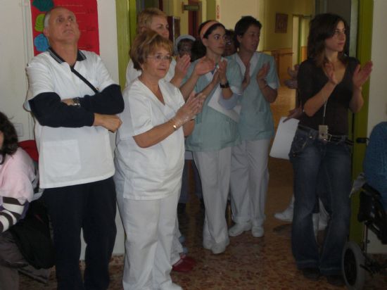 AUTORIDADES LOCALES Y ALUMNOS DEL C.P. “REINA SOFÍA” VISITAN A LOS MAYORES DE LA RESIDENCIA “LA PURÍSIMA” PARA FELICITARLES LA NAVIDAD CON VILLANCICOS Y LLEVARLES EL AGUINALDO (2007), Foto 6