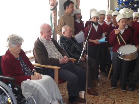 AUTORIDADES LOCALES Y ALUMNOS DEL C.P. “REINA SOFÍA” VISITAN A LOS MAYORES DE LA RESIDENCIA “LA PURÍSIMA” PARA FELICITARLES LA NAVIDAD CON VILLANCICOS Y LLEVARLES EL AGUINALDO (2007), Foto 7