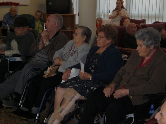 AUTORIDADES LOCALES Y ALUMNOS DEL C.P. “REINA SOFÍA” VISITAN A LOS MAYORES DE LA RESIDENCIA “LA PURÍSIMA” PARA FELICITARLES LA NAVIDAD CON VILLANCICOS Y LLEVARLES EL AGUINALDO (2007), Foto 8