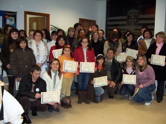 EL “TALLER DE LENGUA DE SIGNOS”, ORGANIZADO POR LA CONCEJALÍA DE PARTICIPACIÓN CIUDADANA Y LA ASOCIACIÓN DE SORDOS “EL UNICORNIO”, SE CLAUSURA CON LA ENTREGA DE DIPLOMAS DE CUARENTA PARTICIPANTES (2007), Foto 1