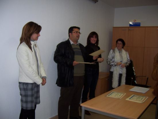 EL “TALLER DE LENGUA DE SIGNOS”, ORGANIZADO POR LA CONCEJALÍA DE PARTICIPACIÓN CIUDADANA Y LA ASOCIACIÓN DE SORDOS “EL UNICORNIO”, SE CLAUSURA CON LA ENTREGA DE DIPLOMAS DE CUARENTA PARTICIPANTES (2007), Foto 2