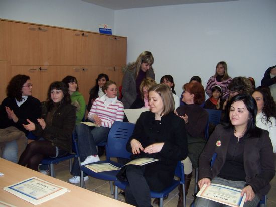 EL “TALLER DE LENGUA DE SIGNOS”, ORGANIZADO POR LA CONCEJALÍA DE PARTICIPACIÓN CIUDADANA Y LA ASOCIACIÓN DE SORDOS “EL UNICORNIO”, SE CLAUSURA CON LA ENTREGA DE DIPLOMAS DE CUARENTA PARTICIPANTES (2007), Foto 3