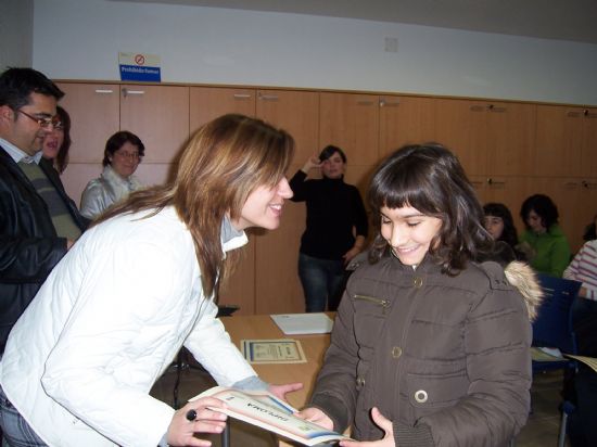 EL “TALLER DE LENGUA DE SIGNOS”, ORGANIZADO POR LA CONCEJALÍA DE PARTICIPACIÓN CIUDADANA Y LA ASOCIACIÓN DE SORDOS “EL UNICORNIO”, SE CLAUSURA CON LA ENTREGA DE DIPLOMAS DE CUARENTA PARTICIPANTES (2007), Foto 5