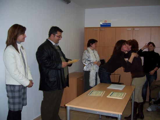 EL “TALLER DE LENGUA DE SIGNOS”, ORGANIZADO POR LA CONCEJALÍA DE PARTICIPACIÓN CIUDADANA Y LA ASOCIACIÓN DE SORDOS “EL UNICORNIO”, SE CLAUSURA CON LA ENTREGA DE DIPLOMAS DE CUARENTA PARTICIPANTES (2007), Foto 7