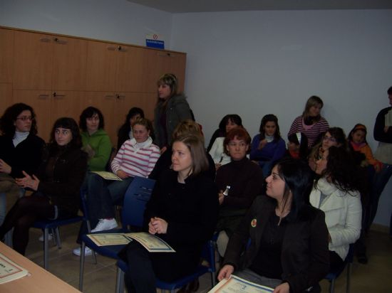 EL “TALLER DE LENGUA DE SIGNOS”, ORGANIZADO POR LA CONCEJALÍA DE PARTICIPACIÓN CIUDADANA Y LA ASOCIACIÓN DE SORDOS “EL UNICORNIO”, SE CLAUSURA CON LA ENTREGA DE DIPLOMAS DE CUARENTA PARTICIPANTES (2007), Foto 8