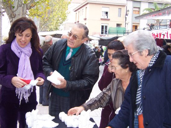 EL TALLER DE ARTES PLÁSTICAS DE LA CONCEJALÍA DE FOMENTO Y EMPLEO HACE ENTREGA DE OBSEQUIOS NAVIDEÑOS EN EL MERCADILLO SEMANAL DE LA LOCALIDAD, Foto 2