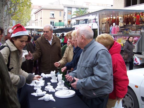 EL TALLER DE ARTES PLÁSTICAS DE LA CONCEJALÍA DE FOMENTO Y EMPLEO HACE ENTREGA DE OBSEQUIOS NAVIDEÑOS EN EL MERCADILLO SEMANAL DE LA LOCALIDAD, Foto 5