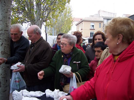 EL TALLER DE ARTES PLÁSTICAS DE LA CONCEJALÍA DE FOMENTO Y EMPLEO HACE ENTREGA DE OBSEQUIOS NAVIDEÑOS EN EL MERCADILLO SEMANAL DE LA LOCALIDAD, Foto 6