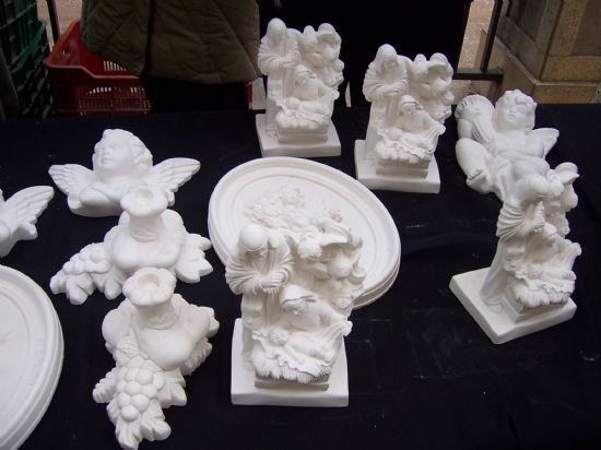 EL TALLER DE ARTES PLÁSTICAS DE LA CONCEJALÍA DE FOMENTO Y EMPLEO HACE ENTREGA DE OBSEQUIOS NAVIDEÑOS EN EL MERCADILLO SEMANAL DE LA LOCALIDAD, Foto 7