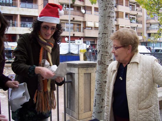 EL TALLER DE ARTES PLÁSTICAS DE LA CONCEJALÍA DE FOMENTO Y EMPLEO HACE ENTREGA DE OBSEQUIOS NAVIDEÑOS EN EL MERCADILLO SEMANAL DE LA LOCALIDAD, Foto 8