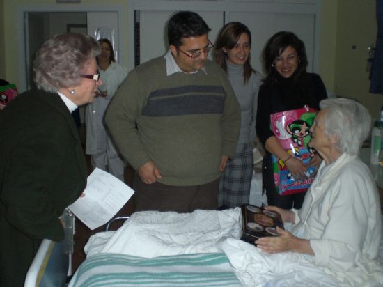 AUTORIDADES MUNICIPALES VISITAN A UN TOTAL DE 27 ENFERMOS DE TOTANA INGRESADOS EN EL HOSPITAL VIRGEN DEL ALCÁZAR DE LORCA PARA FELICITARLES LAS NAVIDADES, Foto 1