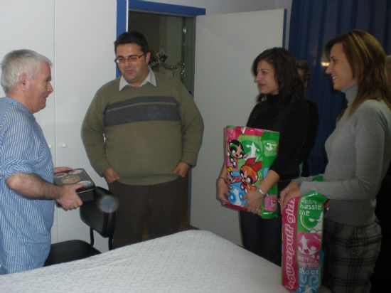 AUTORIDADES MUNICIPALES VISITAN A UN TOTAL DE 27 ENFERMOS DE TOTANA INGRESADOS EN EL HOSPITAL VIRGEN DEL ALCÁZAR DE LORCA PARA FELICITARLES LAS NAVIDADES, Foto 2