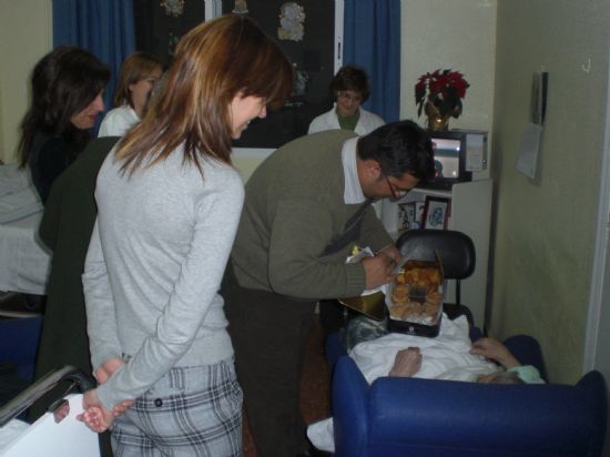 AUTORIDADES MUNICIPALES VISITAN A UN TOTAL DE 27 ENFERMOS DE TOTANA INGRESADOS EN EL HOSPITAL VIRGEN DEL ALCÁZAR DE LORCA PARA FELICITARLES LAS NAVIDADES, Foto 3