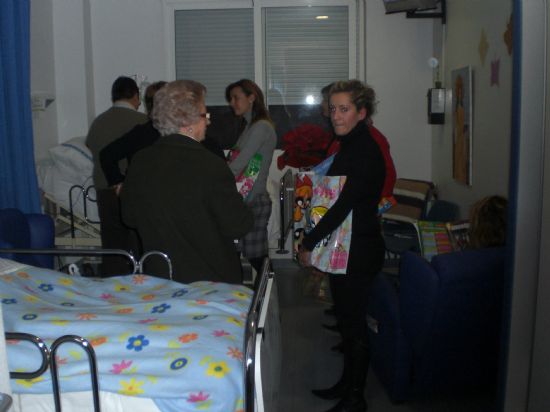 AUTORIDADES MUNICIPALES VISITAN A UN TOTAL DE 27 ENFERMOS DE TOTANA INGRESADOS EN EL HOSPITAL VIRGEN DEL ALCÁZAR DE LORCA PARA FELICITARLES LAS NAVIDADES, Foto 4