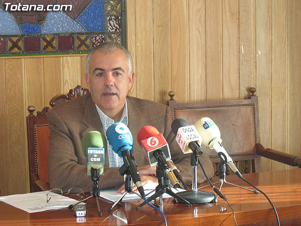 EL PSOE DIO UNA RUEDA DE PRENSA PARA TRATAR ASUNTOS RELACIONADOS CON EL SERVICIO DE LIMPIEZA VIARIA Y RECOGIDA DE BASURA, ENTRE OTROS, Foto 1