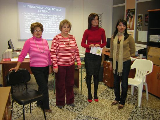 LA ASOCIACIÓN DE AMAS DE CASA “LAS TRES AVE MARÍA” REALIZA UN TALLER SOBRE LA VIOLENCIA CONTRA LA MUJER: DERECHO A VIVIR SIN VIOLENCIA, QUE TENDRÁ LUGAR HASTA EL DÍA 1 DE ABRIL (2008), Foto 1